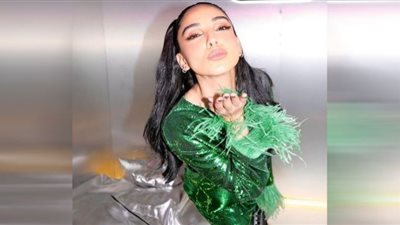 سلمى أبو ضيف تواكب الموضة بالتل المطرز (صور)