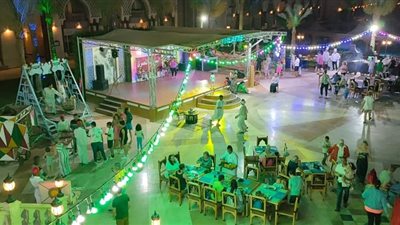 ضرب الودع وأجواء المولد الشعبى تجذب السائحين على شواطىء الغردقة