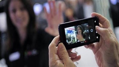 استشاري نفسي: الإفراط في استخدام الهواتف يزيد من عدد حالات الطلاق (فيديو)