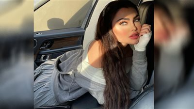 بفستان حرير وتاج من الورد.. المغنية قمر تخطف الأنظار مع ابنتها لونا