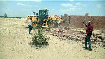 إزالة مبني بالطوب الأحمر بناحية جمعية مشروع الخطارة