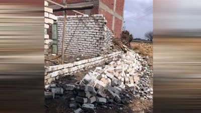 الأجهزة التنفيذية بالشرقية تُنفذ إزالة لتعديات البناء المخالف في المهد