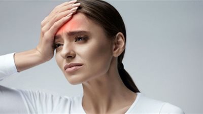 خبير يقدم 4 نصائح بسيطة لتخفيف الصداع منزليًا