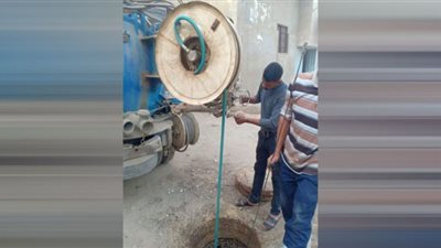 استجابة لمطالب الأهالي.. الدفع بالمعدات لكسح مياه الصرف بمنية الحيط بالفيوم