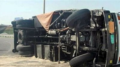بسبب الأمطار الغزيرة.. انقلاب سيارة نقل مواد بترولية بطريق الإسكندرية
