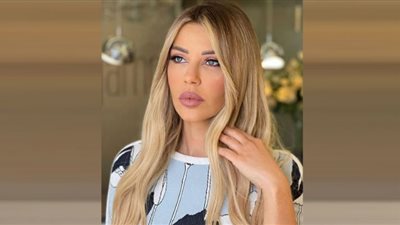 كارلا حداد تعتمد موضة البناطيل الواسعة