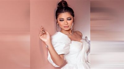 رحمة رياض تعتمد الأوف شولدر في حفلة أبو ظبي