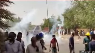 فيديو.. اشتباكات بين الأمن السوداني ومتظاهرين قرب القصر الجمهوري