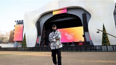 محمد رمضان يتفقد مسرح حفل 