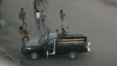 فيديو.. متظاهرون سودانيون يحطمون سيارة شرطة حاولت دهسهم