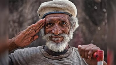 إنترنت بالمجان ومساعدة شهرية..كبار السن على رأس أولويات الحكومة
