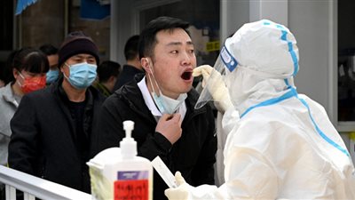 الصين: وضع كورونا لا يزال معقدًا خطيرًا