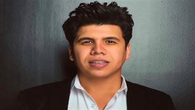 جمعة مباركة.. عمر كمال يظهر من جديد بملابس الإحرام والسبحة