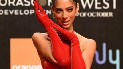 داليا شوقي تعتمد الهاف ستومك وتتجاهل وجود البطانة في ليلة حنة شقيقتها