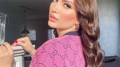 تاتو وألوان الربيع تنعش قوام نسرين طافش أمام الشاطئ