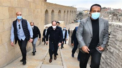 شاهد.. الرئيس السيسي يتفقد أعمال تطوير سور مجرى العيون