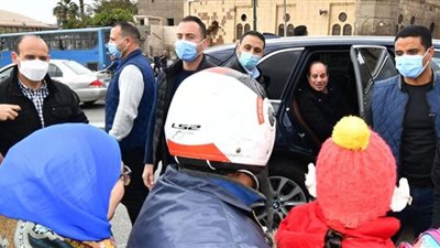 السيسي لرب أسرة تستقل دراجة نارية: مش خايف عليهم (شاهد)