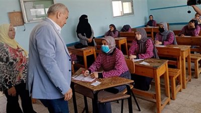 وكيل التعليم بالإسماعيلية يتفقد لجنة ٢٥ يناير الثانوية