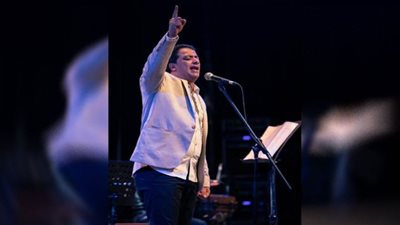 صور| علي الهلباوي يتألق بأجمل أغانيه في ساقية الصاوي