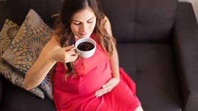 كيف يؤثر شرب الكافيين أثناء الحمل على الطفل والأم؟.. طبيب نساء تكشف كارثة
