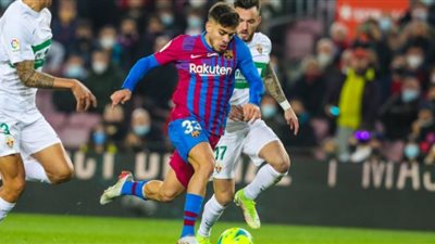 برشلونة يتقدم على إلتشي في الشوط الأول