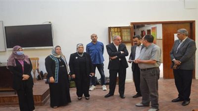 رئيس جامعة قناة السويس يتفقد امتحانات البرامج المهنية بكلية التجارة