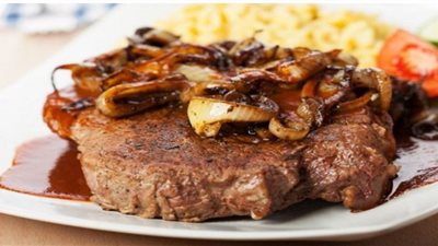 زيني سفرتك وحضري ستيك اللحمة بصلصة البصل