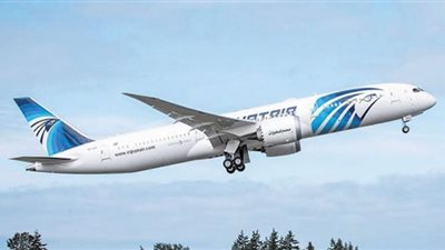 90 عامًا.. مصر للطيران شموع تضىء سماء العالم بألوان علم مصر