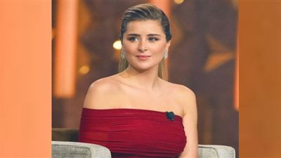 عائشة بن أحمد تتألق بفستان الربيع بتوقيع فالنتينو