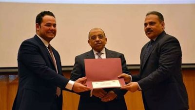 سكرتير عام البحيرة يتسلم جائزة المركز الثاني لمراكز المعلومات