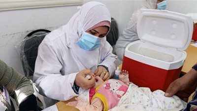 رغم الطقس السيئ إقبال كبير من المواطنين على حملات شلل الأطفال بالإسكندرية
