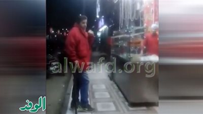 شاهد.. بلطجي يفرض الإتاوة على أصحاب المطاعم في عين شمس
