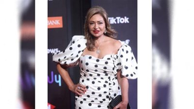 ليلى علوي تستعيد شبابها بفستان قصير