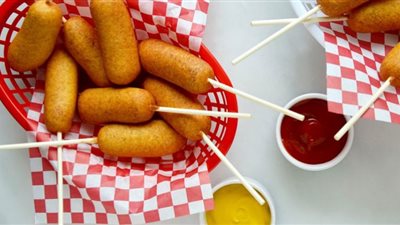 للكريسماس.. طريقة تحضير سناكس أصابع السوسيس بالبطاطس والجبنة