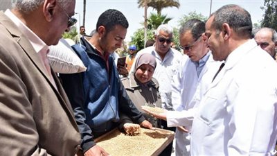 محافظ الشرقية يتفقد شونة بنك التنمية والائتمان الزراعي بالزقازيق