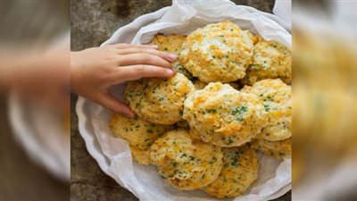 بطريقتك الخاصة.. احتفلي بالكريسماس مع أطفالك واصنعي بسكويت بالجبن اللذيذ