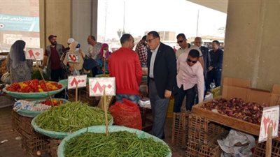 محافظ الشرقية يتفقد منفذ بيع الخضروات والفاكهة أسفل كوبري شرويدة