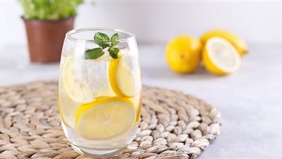 فوائد مشروب ماء الليمون خرافة أم حقيقة؟.. دراسات تجيب