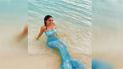 رنا رئيس تستعرض أنوثتها بفستان مشجر عبر إنستجرام