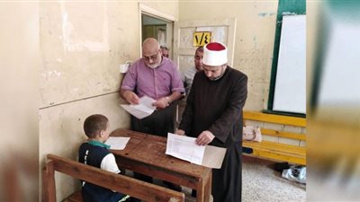رئيس الإدارة المركزية الأزهرية يتفقد امتحان النقل للمرحلتينِ الابتدائية والإعدادية