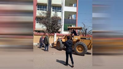 الأجهزة التنفيذية بالشرقية تشن حملات نظافة ورفع للإشغالات بمحيط المدارس