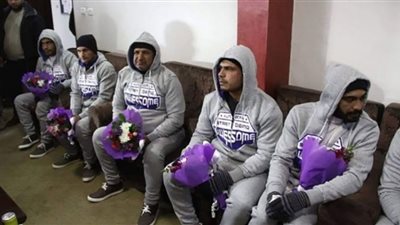 وصول البحارة المصريين الـ٢٠ لارض الوطن بعد تأمين الأفراح عنهم باليمن