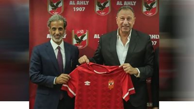 الخطيب يُهدي الشيخ حمد بن خليفة درع وقميص الأهلي