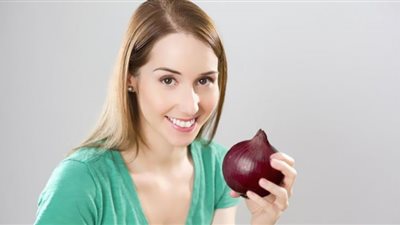 هل يمنع وضع قطع البصل بالغرفة انتشار الإنفلونزا؟.. طبيب يكشف السر