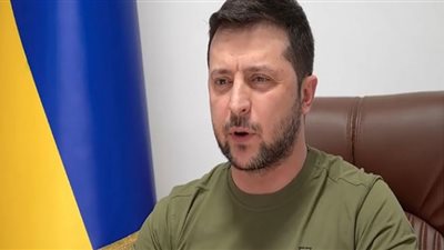 فيديو.. بيع قميص الرئيس الأوكراني بـ90 ألف جنيه أسترليني