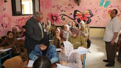 وكيل تعليم بني سويف يطمئن على انتظام امتحانات الفصل الدراسي الثاني لصفوف النقل