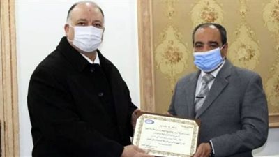 القابضة للمطارات تكرم أحد كوادرها لبلوغه سن التقاعد