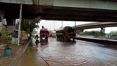 الحماية المدنية فى البحيرة تواصل جهودها للسيطرة على مياه الأمطار