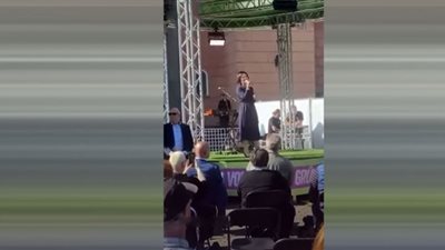 شاهد.. رشق وزيرة الخارجية الألمانية بالبيض في تجمع انتخابي