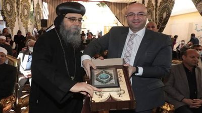 أسقف ببا يهدي المصحف الشريف لمحافظ بني سويف